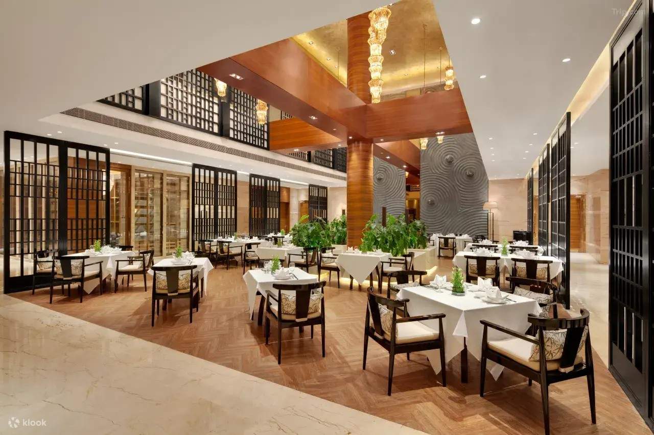 Paket Menginap di Crowne Plaza Sanya City Center